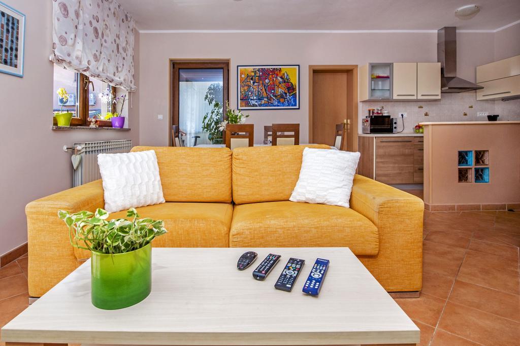 Apartments Karmen Rovigno Esterno foto