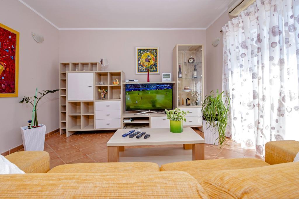 Apartments Karmen Rovigno Esterno foto