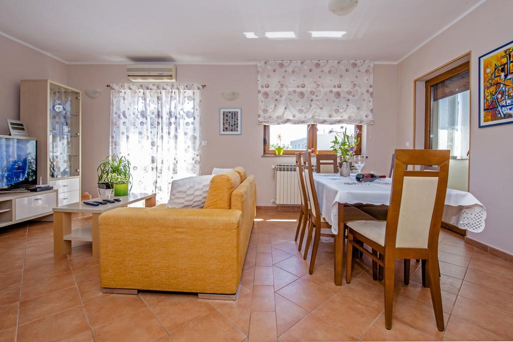 Apartments Karmen Rovigno Esterno foto