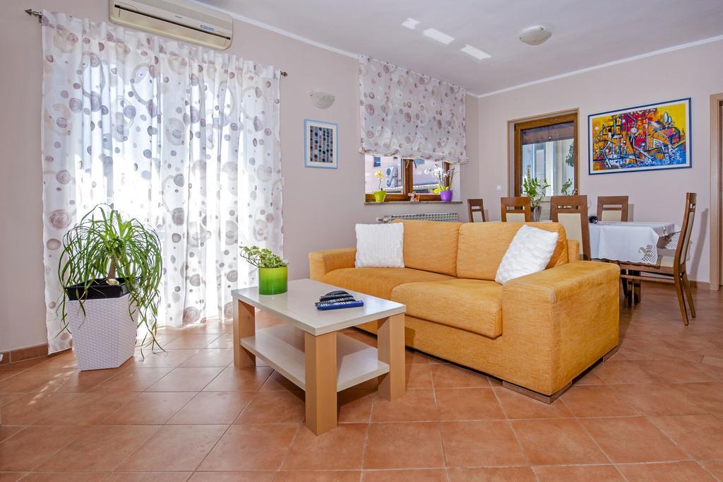 Apartments Karmen Rovigno Esterno foto