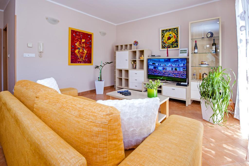 Apartments Karmen Rovigno Esterno foto