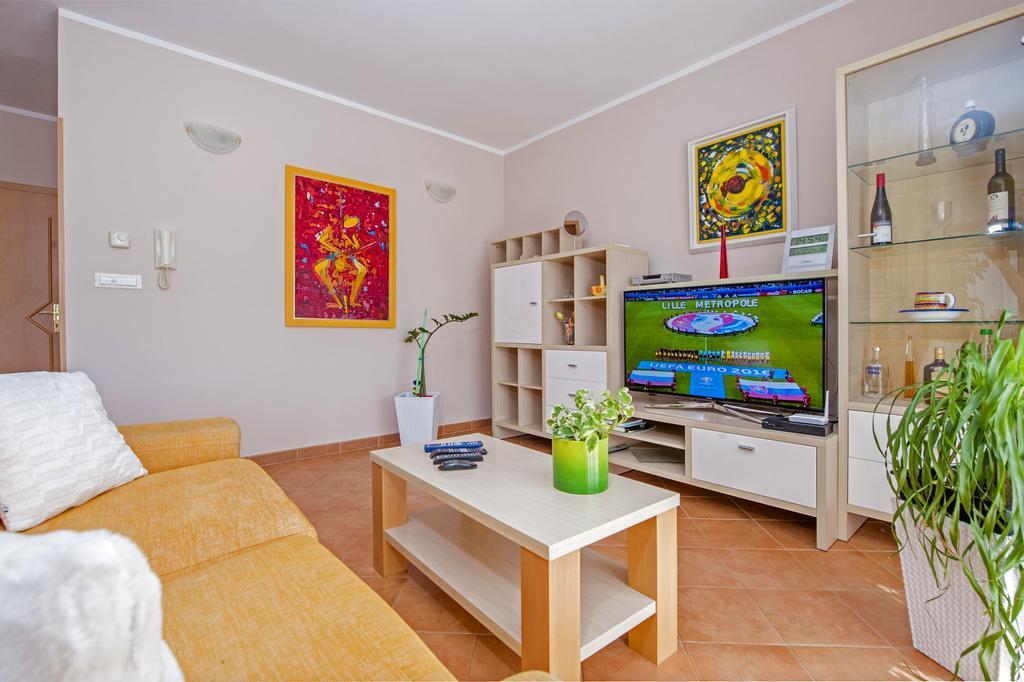 Apartments Karmen Rovigno Esterno foto