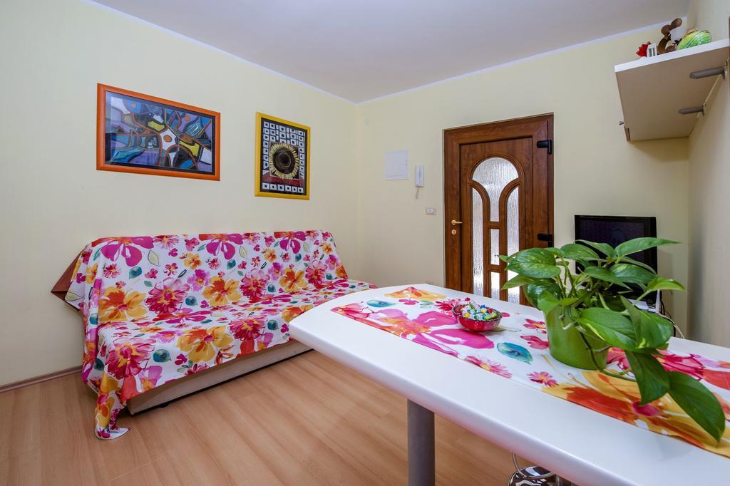 Apartments Karmen Rovigno Esterno foto